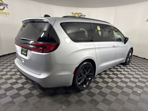 New 2026 Chrysler Pacifica Select w/ S Appearance Package FWD image 10