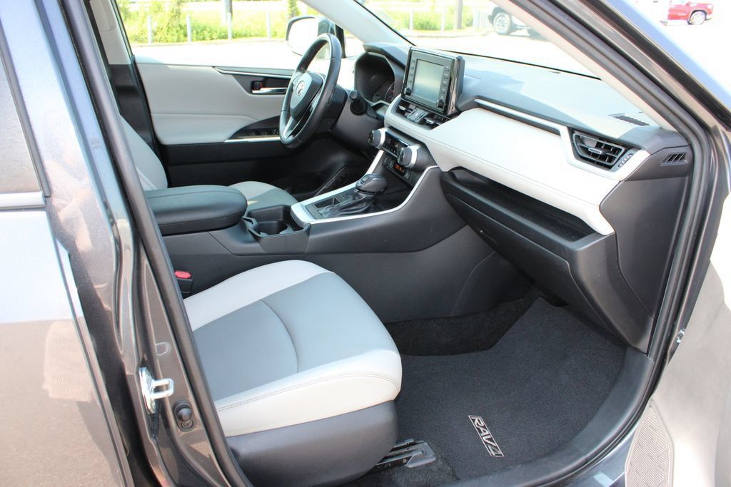 Used 2019 Toyota RAV4 XLE Premium FWD image 6