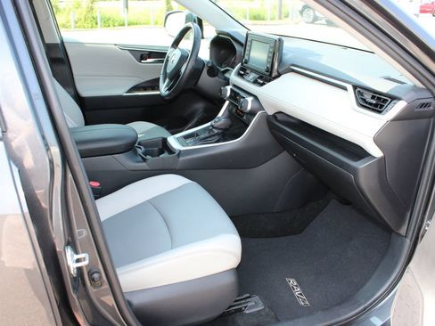 Used 2019 Toyota RAV4 XLE Premium FWD image 6