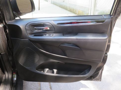 Used 2014 Chrysler Town & Country S FWD image 27