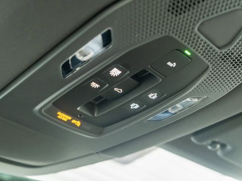 Certified 2025 Porsche Macan Electric image 33