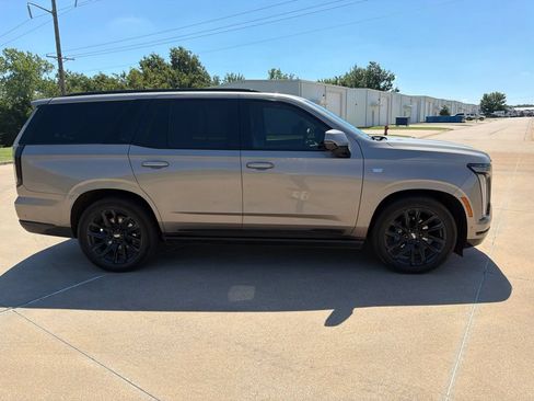 Used 2025 Cadillac Escalade Sport Platinum w/ LPO, Floor Liner Package AWD/4WD image 4