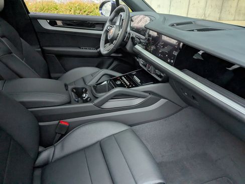 Used 2026 Porsche Cayenne AWD/4WD image 26