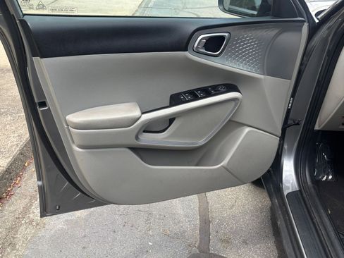 Used 2025 Kia Soul LX w/ LX Technology Package image 18