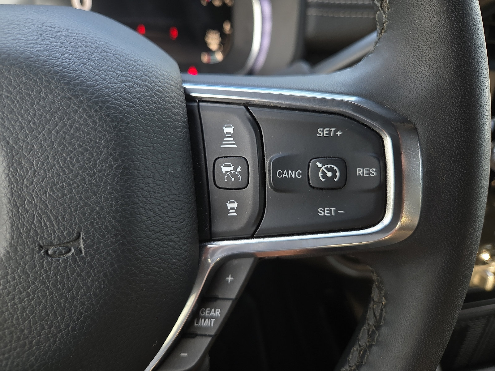 Used 2025 RAM 3500 Laramie AWD/4WD image 18