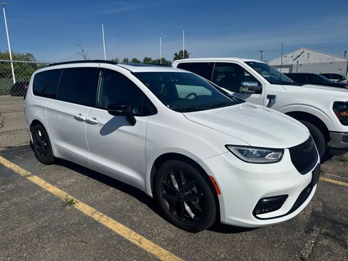 Used 2025 Chrysler Pacifica Limited FWD image 10