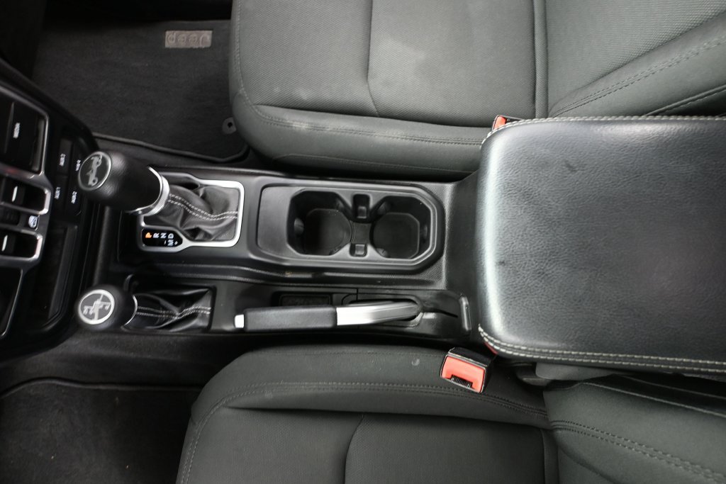 Used 2018 Jeep Wrangler Unlimited Sahara w/ Dual Top Group AWD/4WD image 25