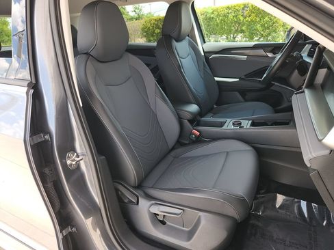 Used 2026 Volkswagen Tiguan SE AWD/4WD image 16