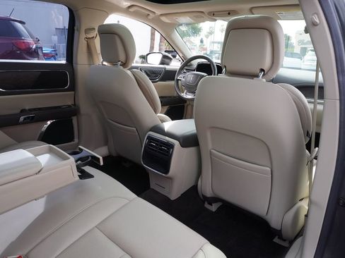 Used 2017 Lincoln Continental Select image 10