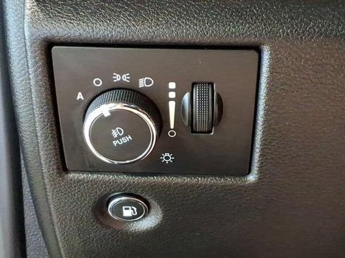 Used 2019 Jeep Grand Cherokee Laredo AWD/4WD image 12