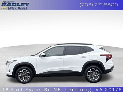 Certified 2025 Chevrolet Trax LT FWD image 2
