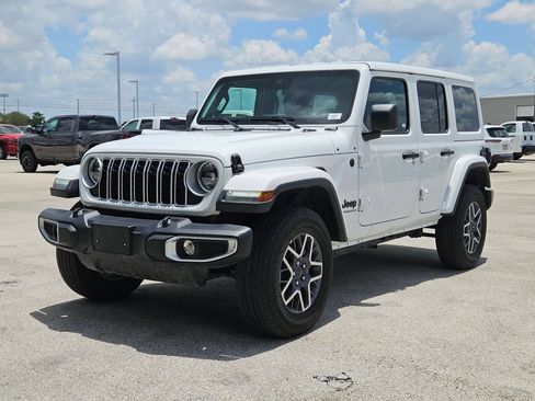 Used 2025 Jeep Wrangler Unlimited Sahara AWD/4WD image 7