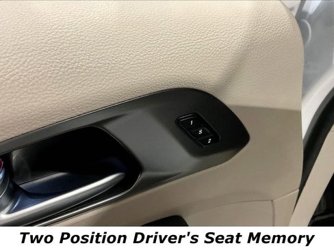 Used 2024 Chrysler Pacifica Limited FWD image 35