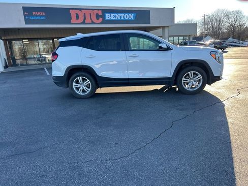 Used 2024 GMC Terrain SLE image 3