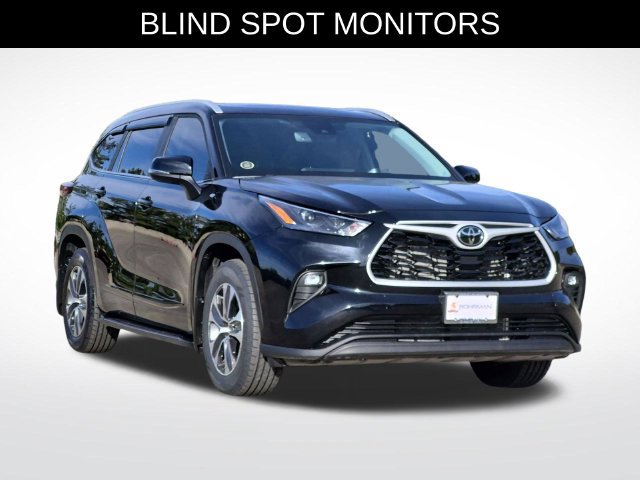 Used 2024 Toyota Highlander XLE AWD/4WD image 3
