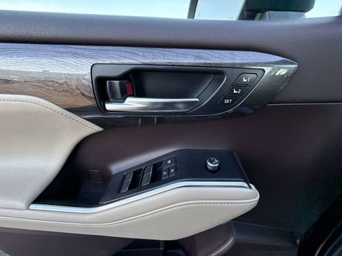 Used 2021 Toyota Highlander Platinum image 30