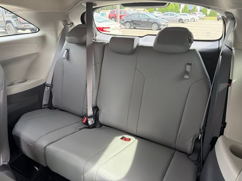 Used 2021 Toyota Sienna XLE FWD image 21