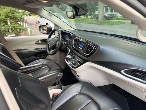 Used 2021 Chrysler Voyager Lxi FWD image 16