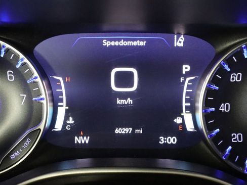 Used 2023 Chrysler Pacifica Touring-L FWD image 42