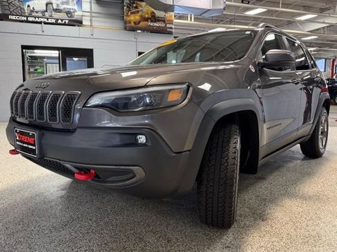 Used 2019 Jeep Cherokee Trailhawk w/ Comfort & Convenience Group AWD/4WD image 3