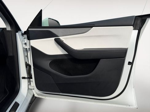 Used 2026 Tesla Model Y AWD image 25