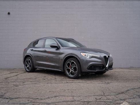 Used 2023 Alfa Romeo Stelvio Ti AWD/4WD image 9