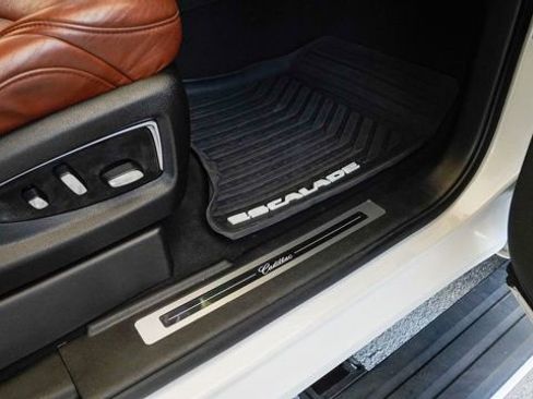 Used 2019 Cadillac Escalade ESV Premium Luxury image 78