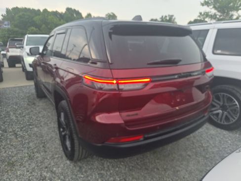 Used 2025 Jeep Grand Cherokee Limited AWD/4WD image 5