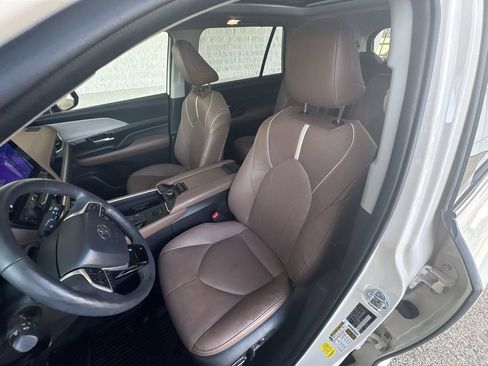 Used 2024 Toyota Grand Highlander AWD image 19