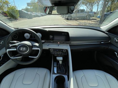 Used 2025 Hyundai Elantra Limited image 10