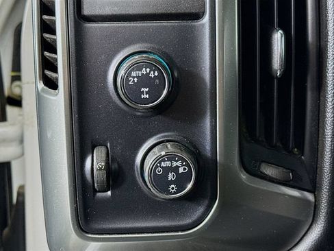 Used 2018 Chevrolet Silverado 1500 LT w/ LT Eassist Package AWD/4WD image 10