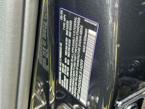 Certified 2025 Porsche Macan AWD/4WD image 34