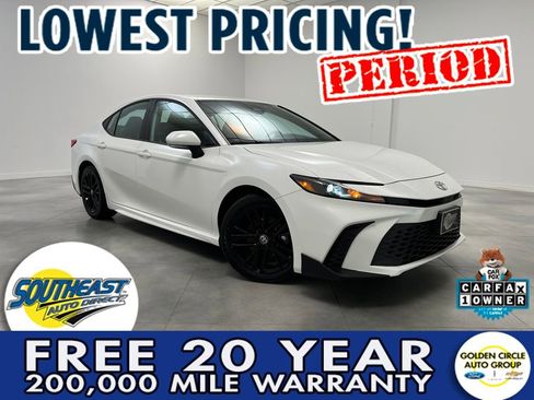 Used 2025 Toyota Camry SE image 1