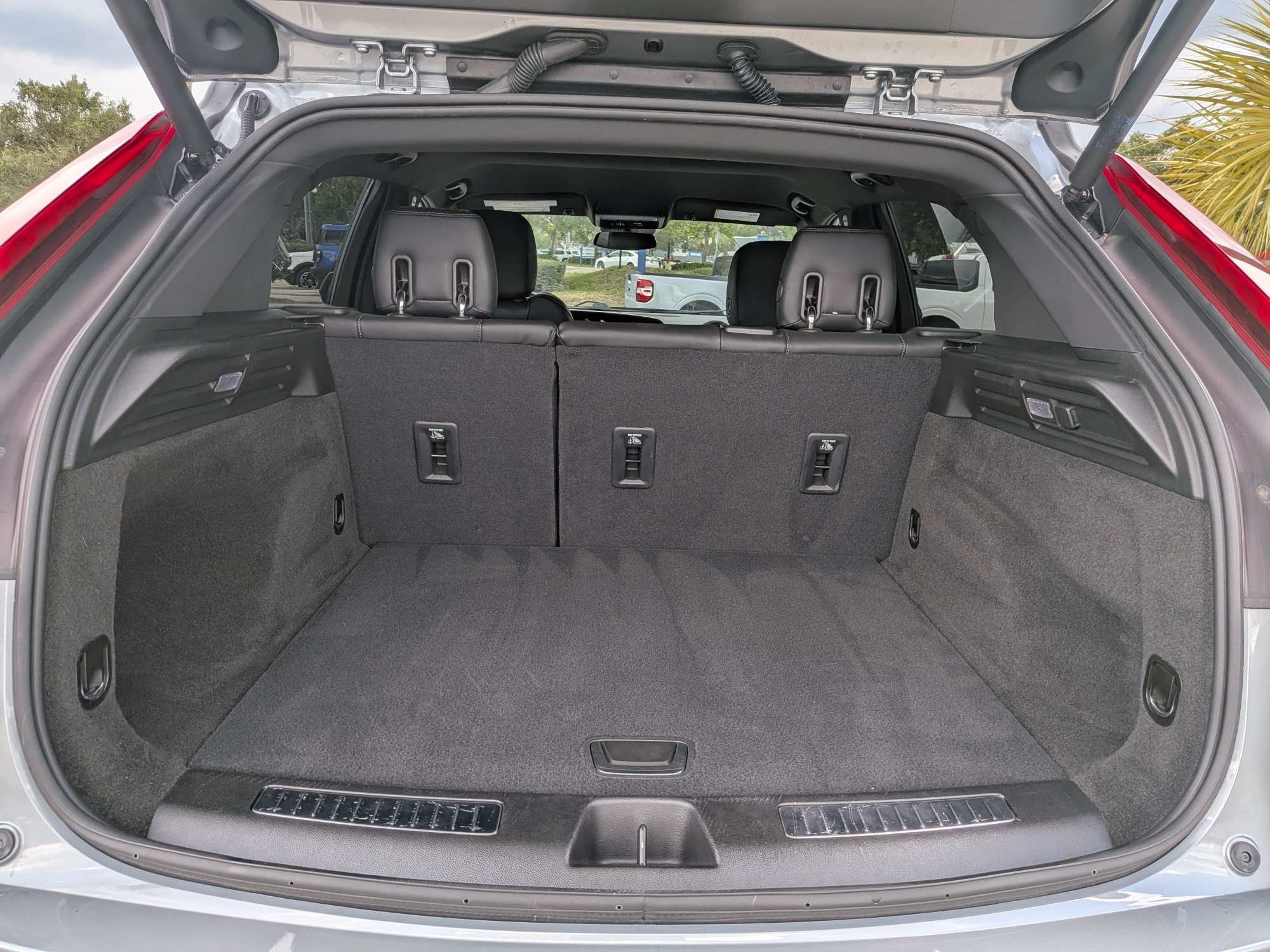 Used 2025 Cadillac XT4 Premium Luxury FWD image 13