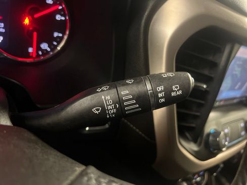 Used 2020 GMC Acadia Denali w/ Technology Package FWD image 15