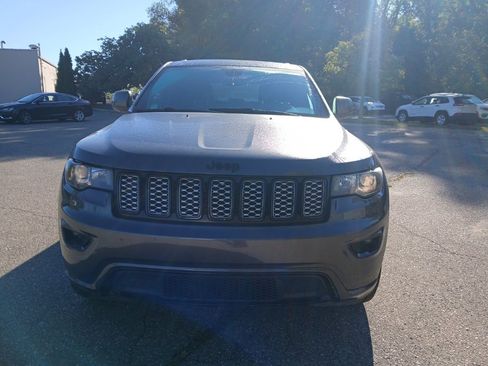 Used 2017 Jeep Grand Cherokee Altitude image 2