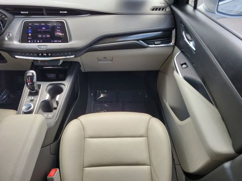 Used 2020 Cadillac XT4 Premium Luxury FWD image 16