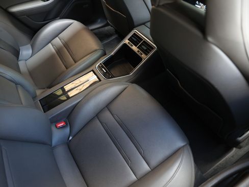 Used 2018 Porsche Panamera 4 image 13