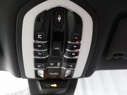 Certified 2025 Porsche Macan image 35