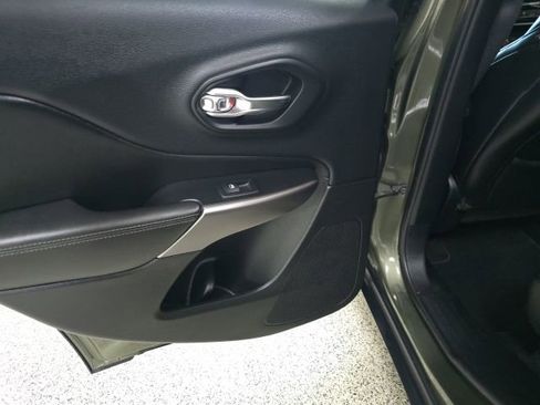 Used 2019 Jeep Cherokee Limited FWD image 10