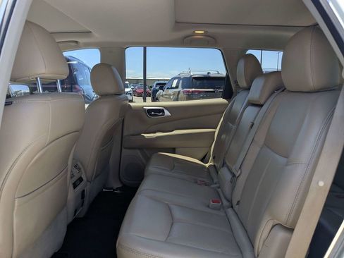 Used 2017 Nissan Pathfinder Platinum FWD image 14