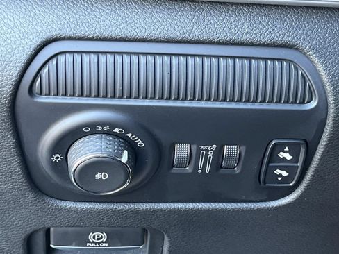 Used 2024 Jeep Wagoneer L Series II RWD image 28