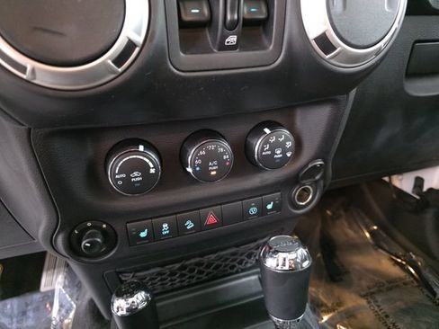 Used 2017 Jeep Wrangler Unlimited Sahara w/ Connectivity Group AWD/4WD image 20