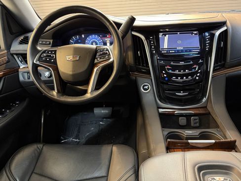 Used 2020 Cadillac Escalade ESV Premium Luxury AWD/4WD image 4