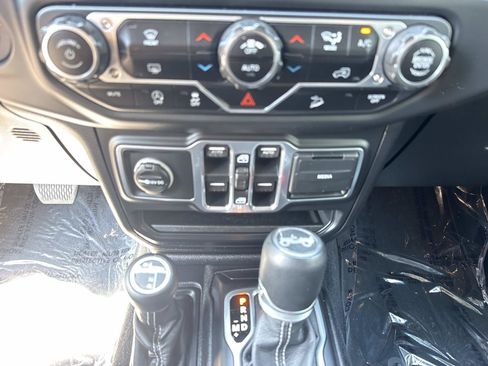 Used 2018 Jeep Wrangler Unlimited Sahara AWD/4WD image 26