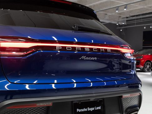 Certified 2026 Porsche Macan AWD/4WD image 31