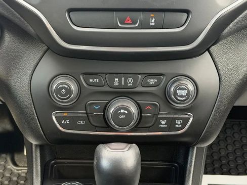 Used 2022 Jeep Cherokee Latitude image 16