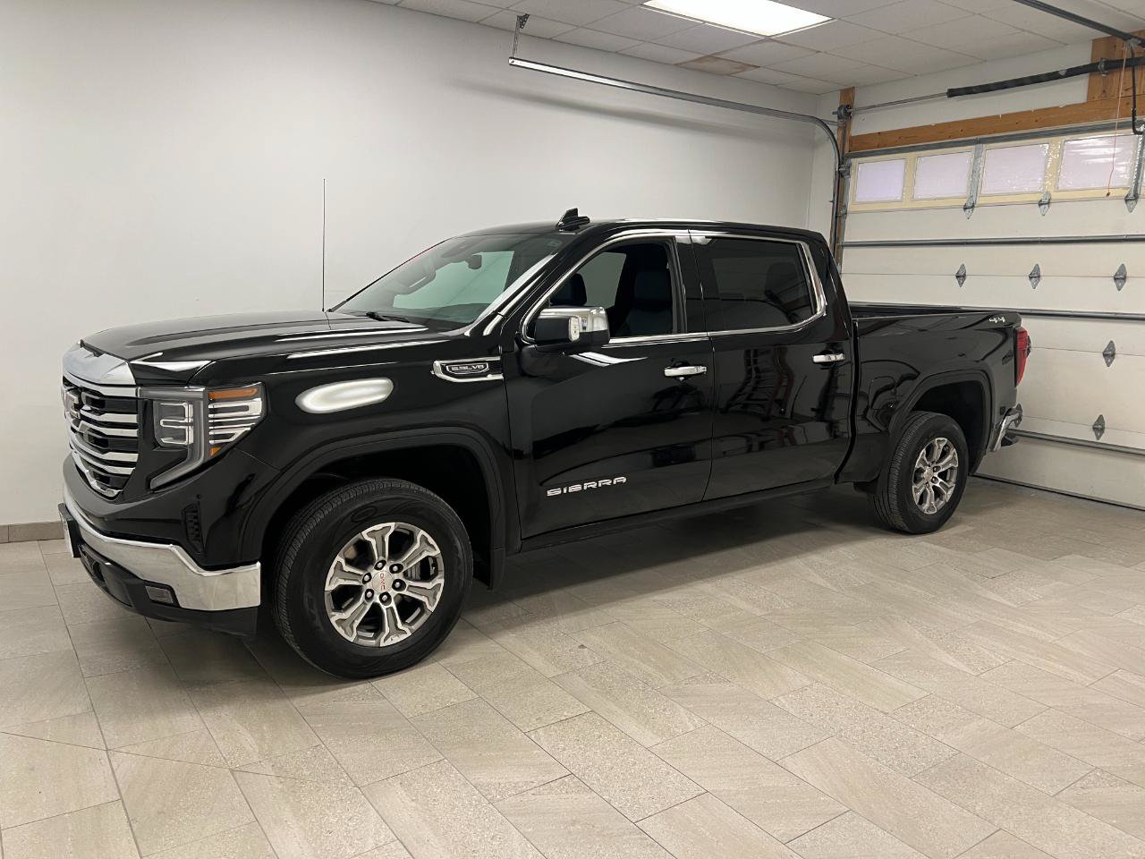 Used 2025 GMC Sierra 1500 SLT AWD/4WD image 2