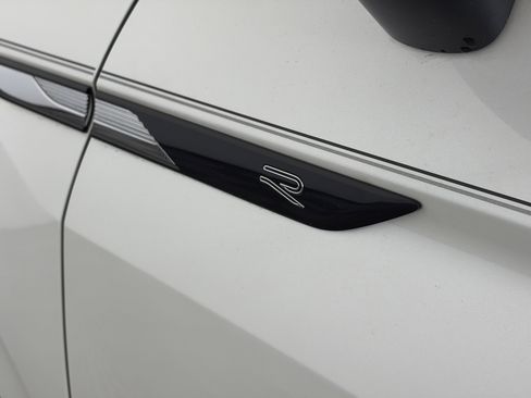 Used 2022 Volkswagen Tiguan SE R-Line AWD/4WD image 19