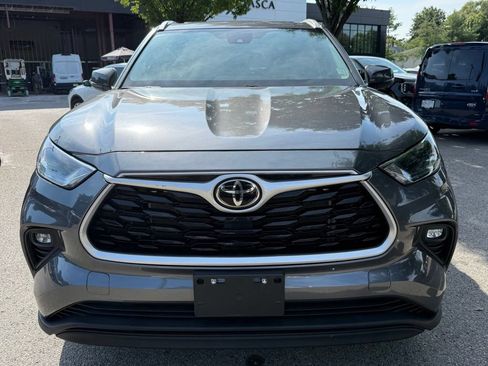 Used 2023 Toyota Highlander XLE AWD/4WD image 3